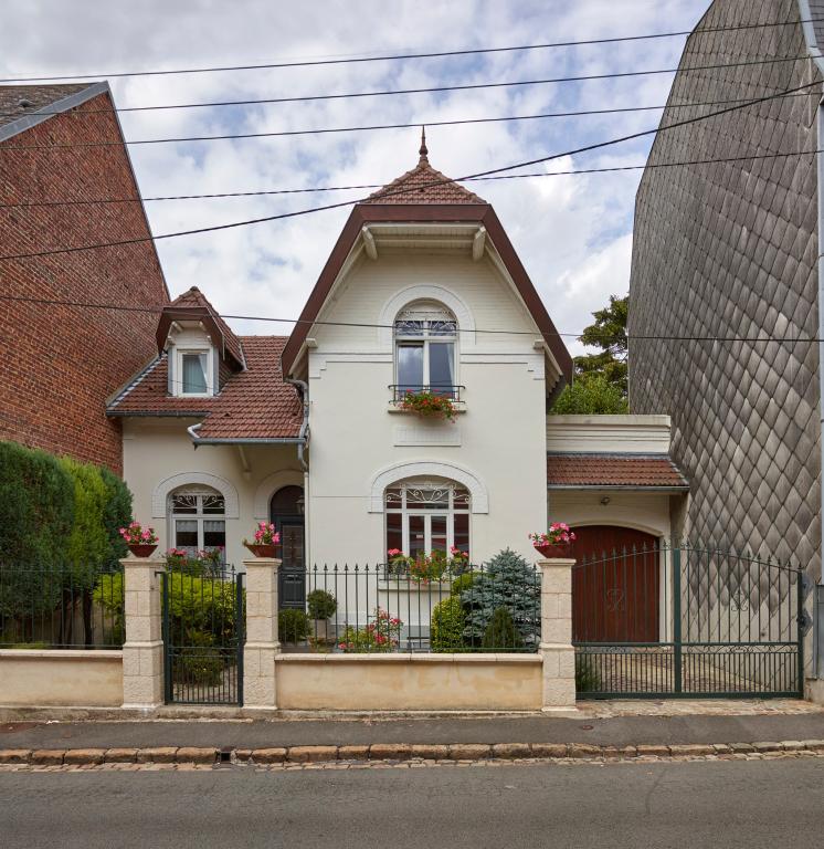 Vue générale de la façade de la maison rue de l'Amiral-Payen, construite pour M. Théry-Ennery par Eugène Rousseau en 1927.