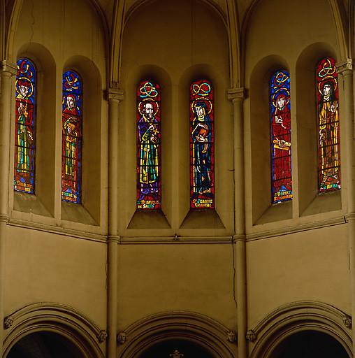 Six verrières à personnages : des saints Charles Borromée, François de Sales, Robert Bellarmin, des saintes Jeanne de Chantal, Thérèse d'Avila, de Pierre de Bérulle