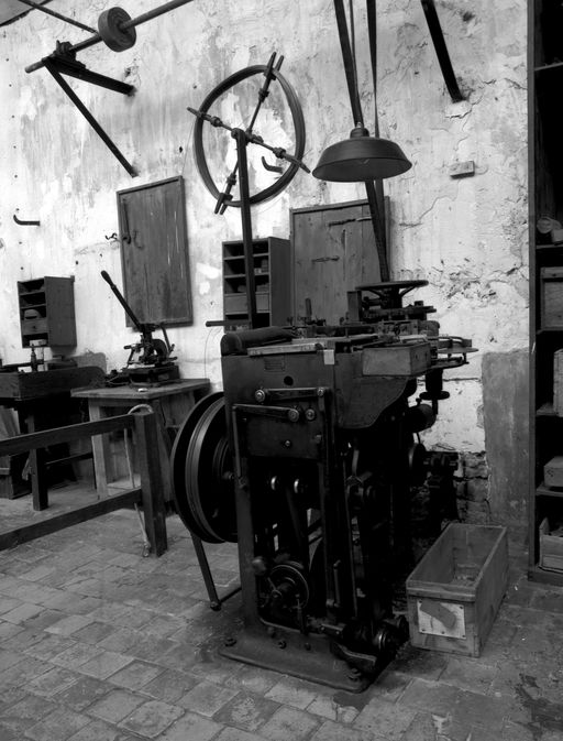 Machine à percer et à insérer (machine à percer et à monter les brosses à dents)