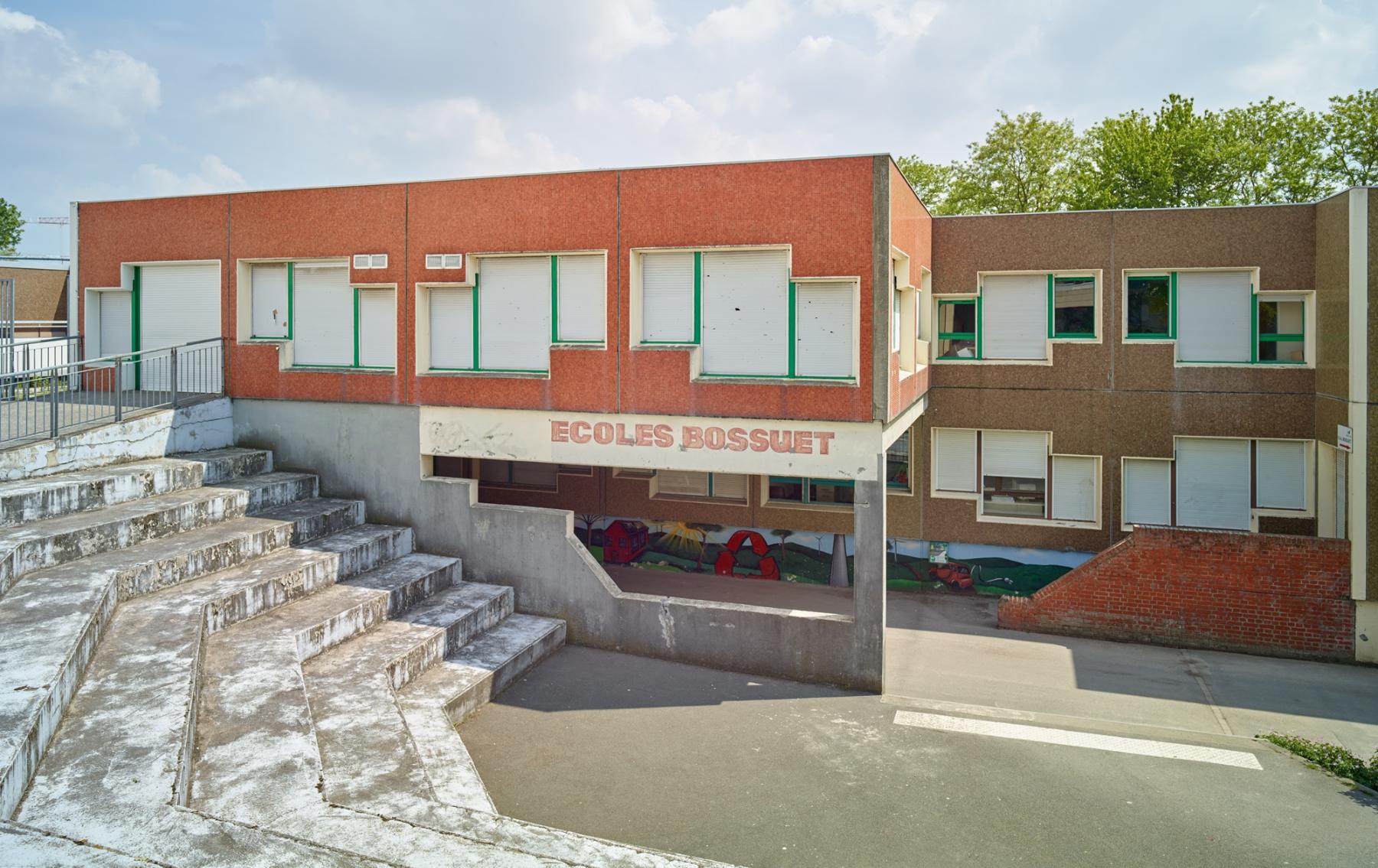 Le groupe scolaire Jacques-Bénigne-Bossuet (quartier le Pont-de-Bois).