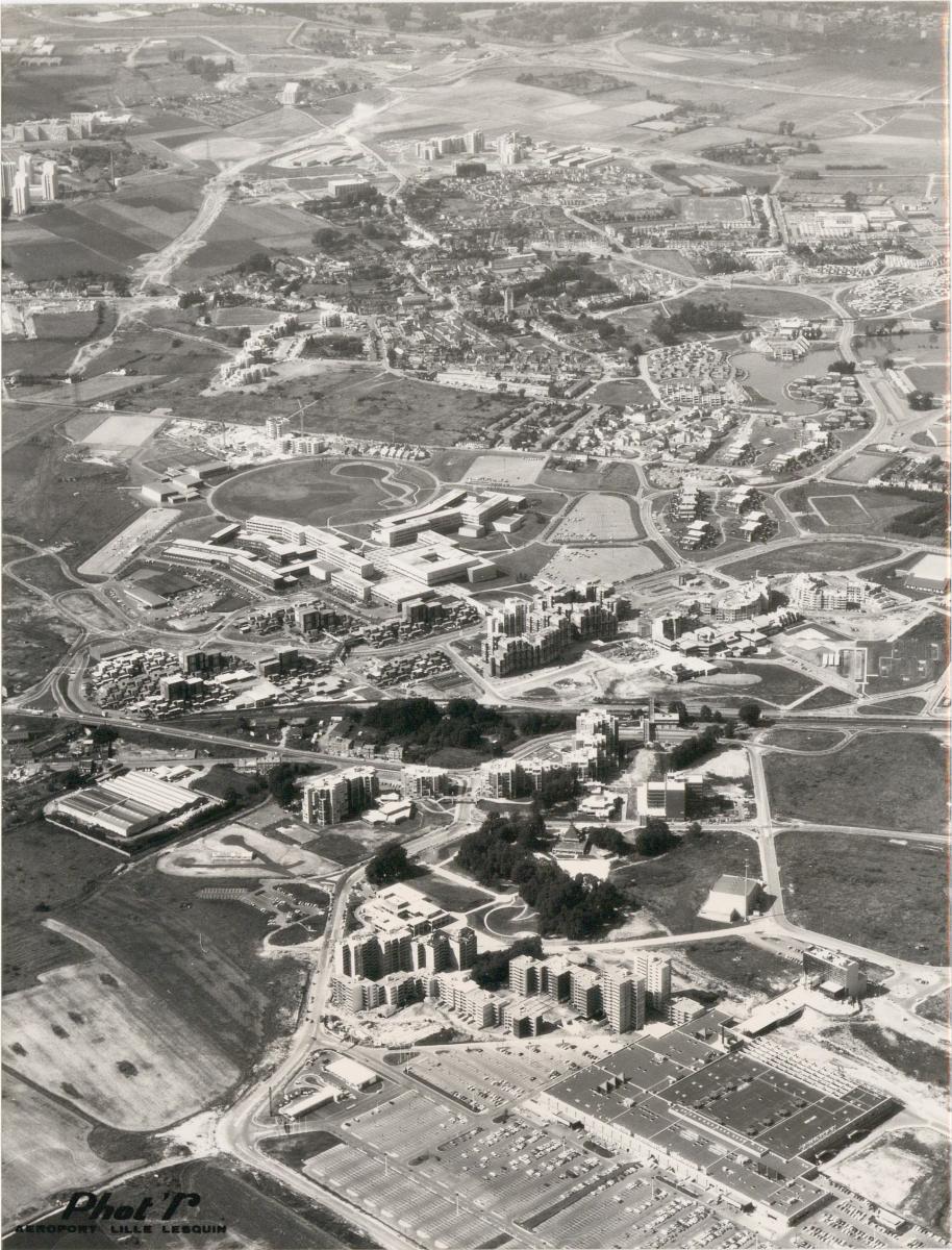 Vue aérienne générale de l'ouest de la ville nouvelle depuis le sud, en mai 1977  (AC Villeneuve-d'Ascq, Phot'R ; 9Fi1526).