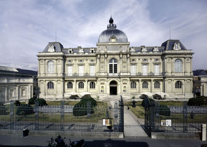 Ancien arsenal, dit hôtel des Fiefs, actuellement musée de Picardie