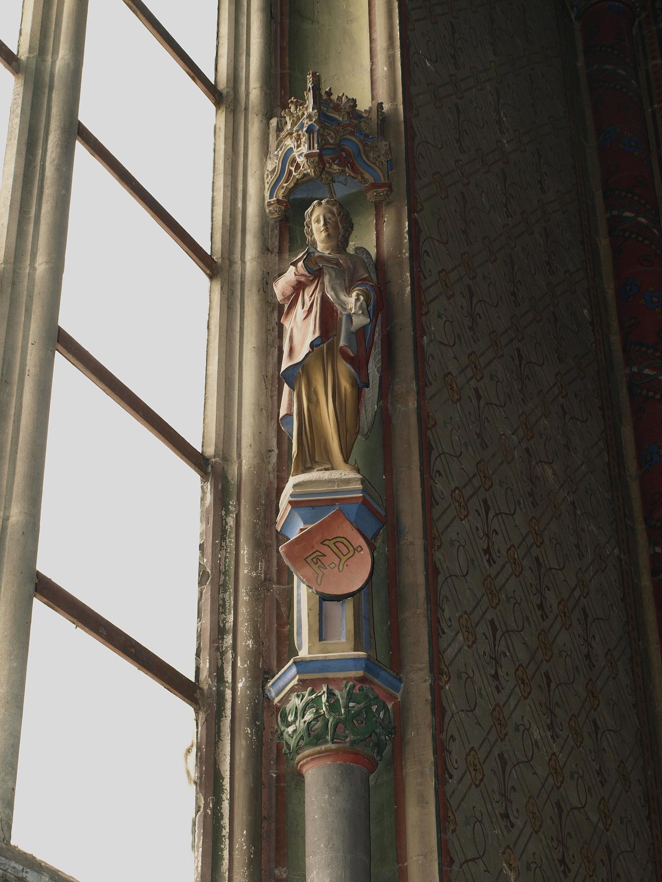 Ensemble de 2 statues : anges tenant un phylactère