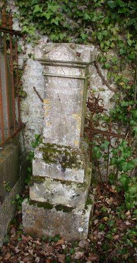 Tombeau (cippe) des familles Burgeat et Leroy-Amand