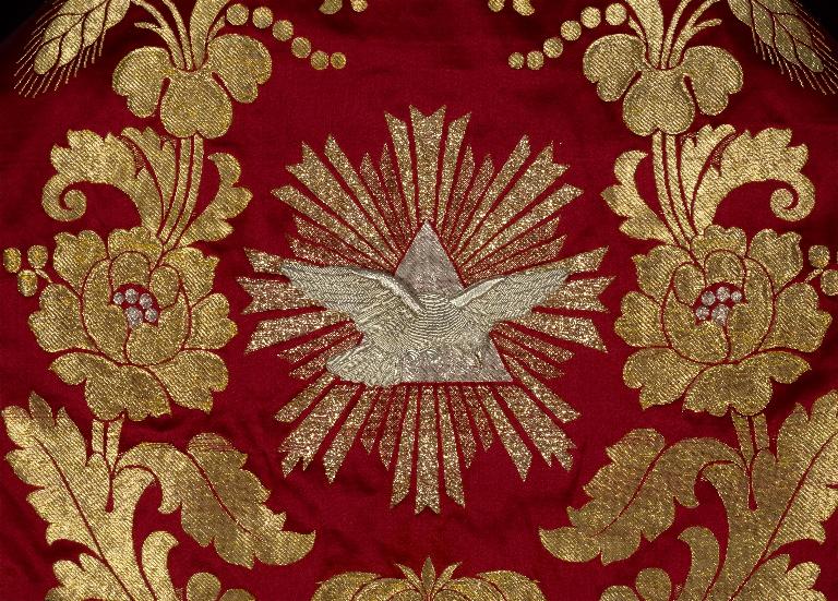 Ensemble d'un ornement rouge (3 chapes, chasuble, 2 dalmatiques, manipule)