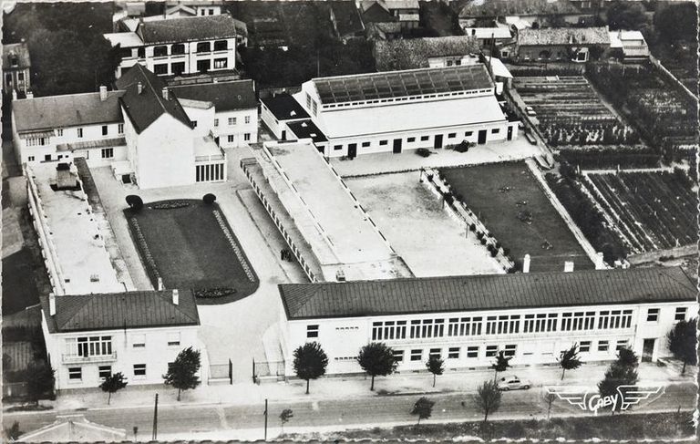 Ancien hôpital marin, dit maison Cornu pour garçons, devenu hôpital Bouville 1, puis sanatorium ou clinique orthopédique Lemaire, enfin centre de post-cure et de réadaptation fonctionnelle, dit centre La Mollière