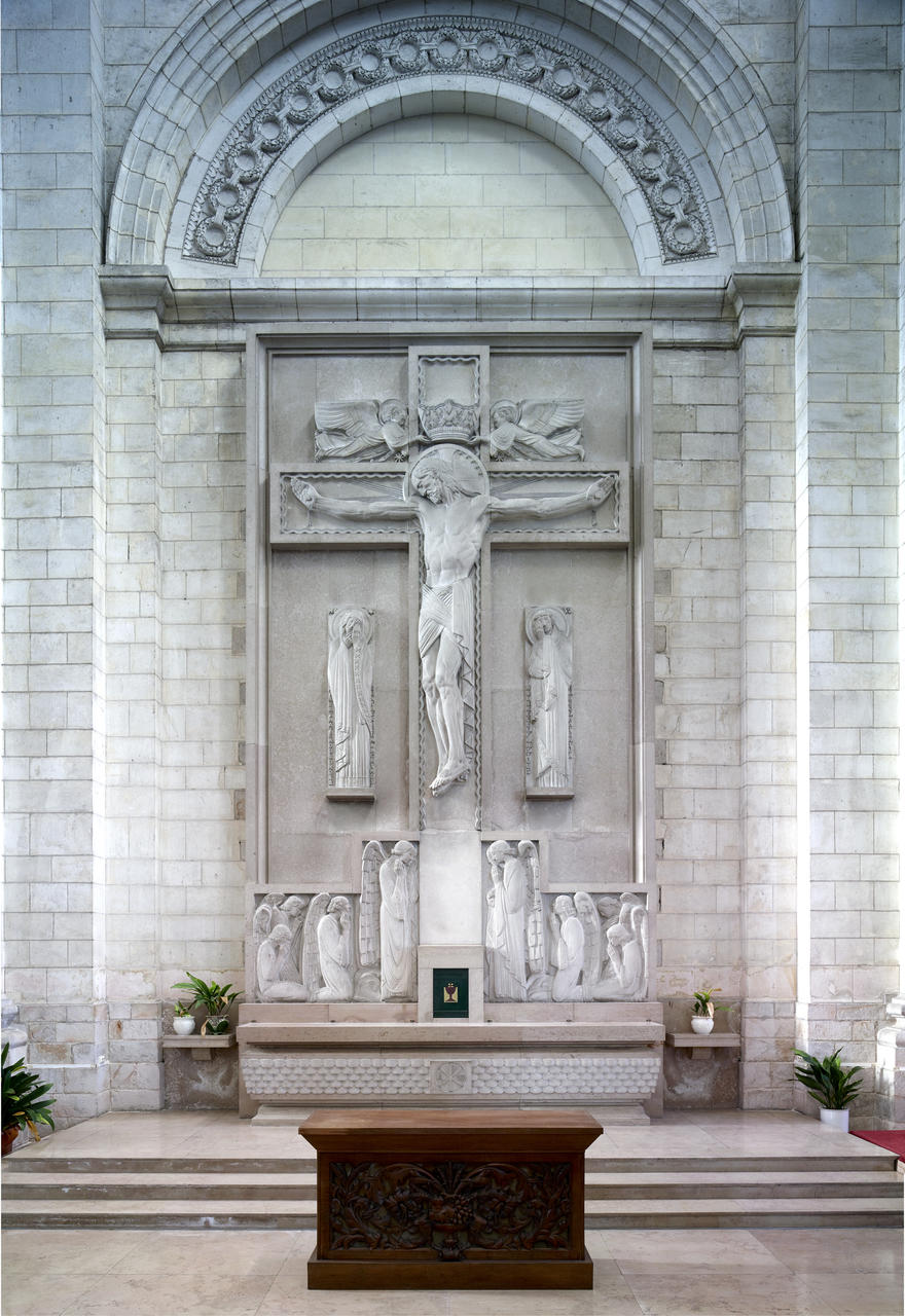 Ensemble de l'autel du bras sud du transept de style Art déco (autel, degré d'autel, retable, tabernacle, clôture d'autel)