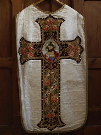 Ensemble de quatre chasubles, avec voiles de calice, étole, bourses de corporal