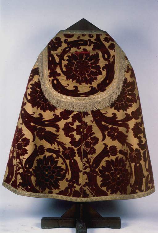 Ensemble de trois chapes, une chasuble et deux dalmatiques (ornement rouge)