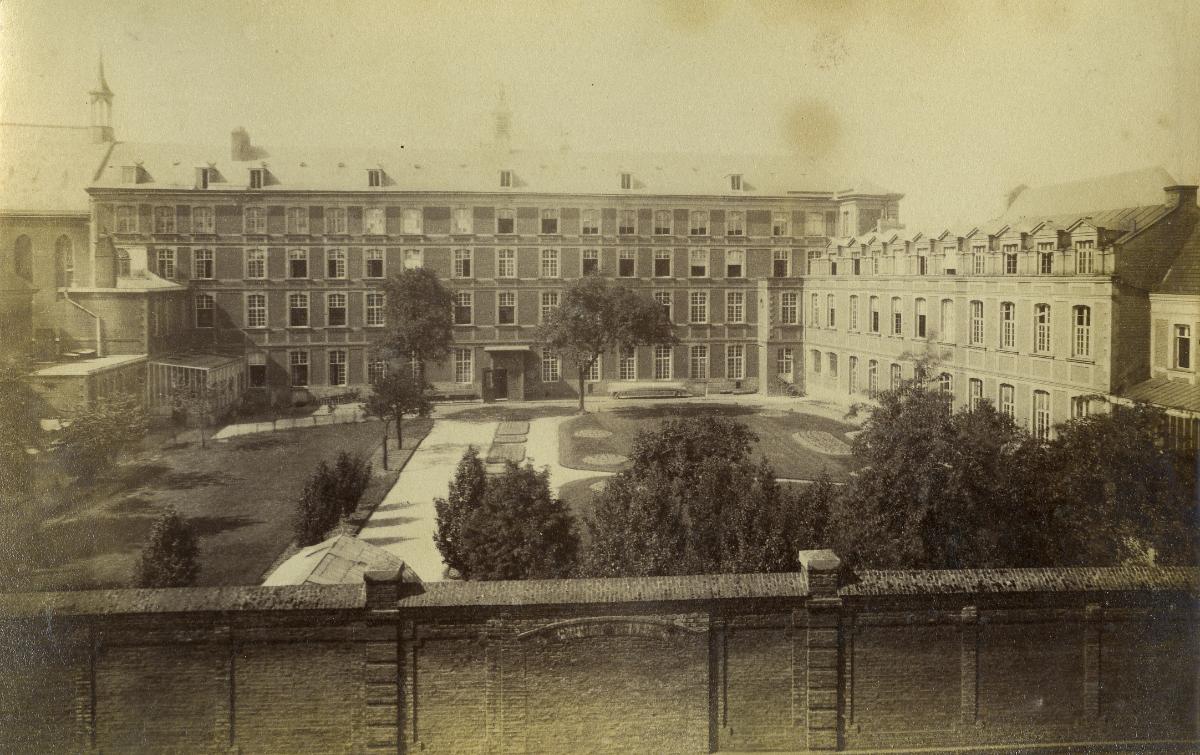 Ancien collège Saint-Vaast, puis collège Saint-Edmund, puis collège de jeunes filles, actuellement lycée Jean-Baptiste Corot