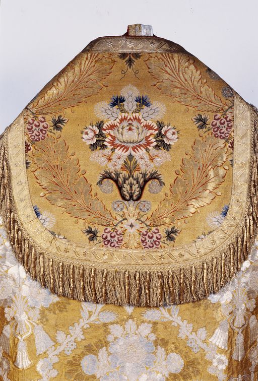 Ensemble de quatre chapes, une chasuble et deux dalmatiques (ornement doré)