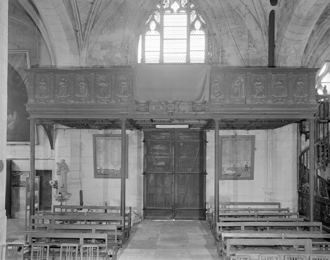 Ensemble de la tribune dorgue (garde-corps de tribune, escalier)