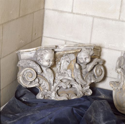 Ensemble des deux consoles des statues de saint Quentin et de la Vierge