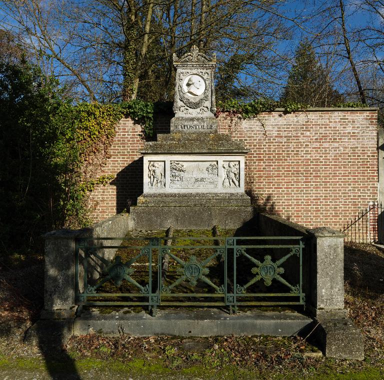 Monument sépulcral du chimiste Léonce Lapostolle (ancien enclos funéraire)