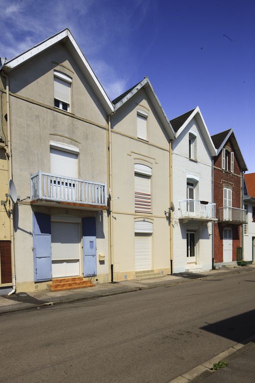 Ensemble de quatre maisons, dites chalets