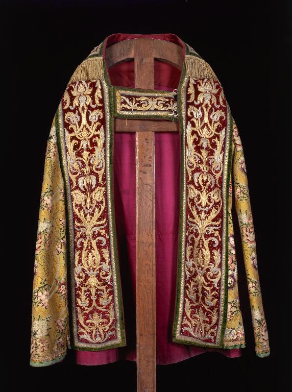 Ensemble de l'ornement doré de l'église Saint-Étienne (trois chapes, une chasuble et une paire de dalmatiques)