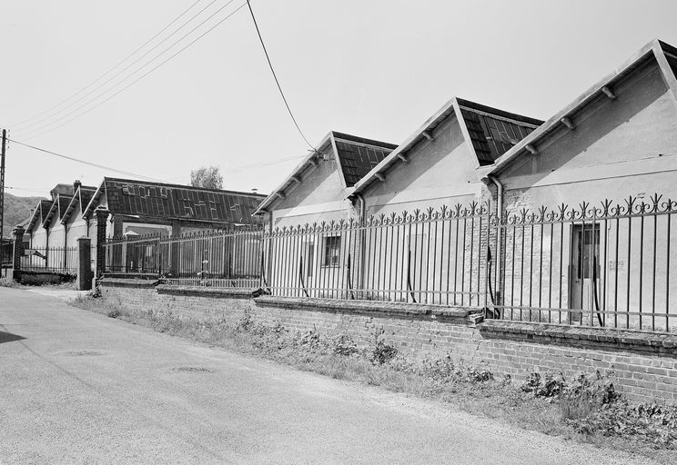 Ancienne brosserie Commelin Brénier, puis usine de meubles Duterne, puis usine de matériel radioélectrique Imperator Radiotélé, puis Constructions Electroniques de l'Oise, puis Radiotélévision de l'Oise