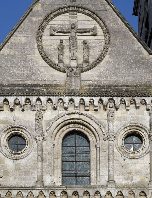 Le décor sculpté de l'église : façade occidentale, portail latéral sud et chapiteaux de la nef