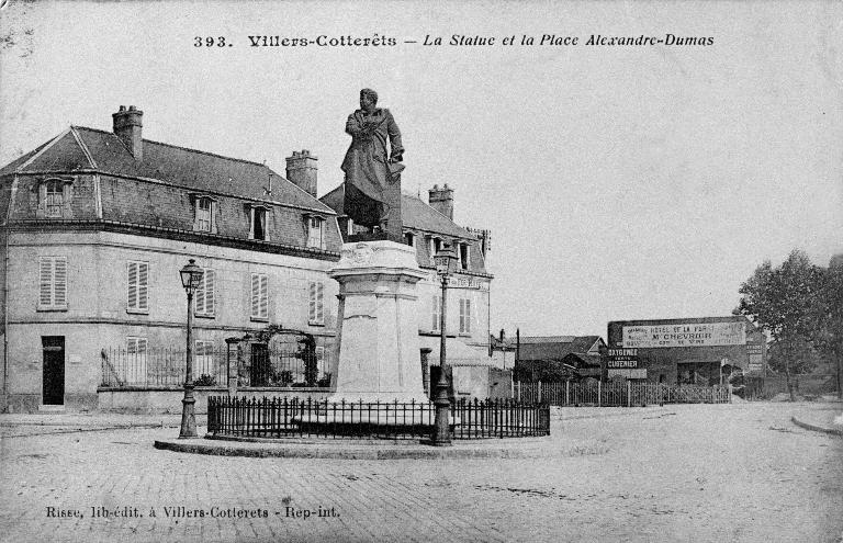 Statue (figure colossale) et son piédestal : Alexandre Dumas (œuvre de Carrier-Belleuse, détruite)