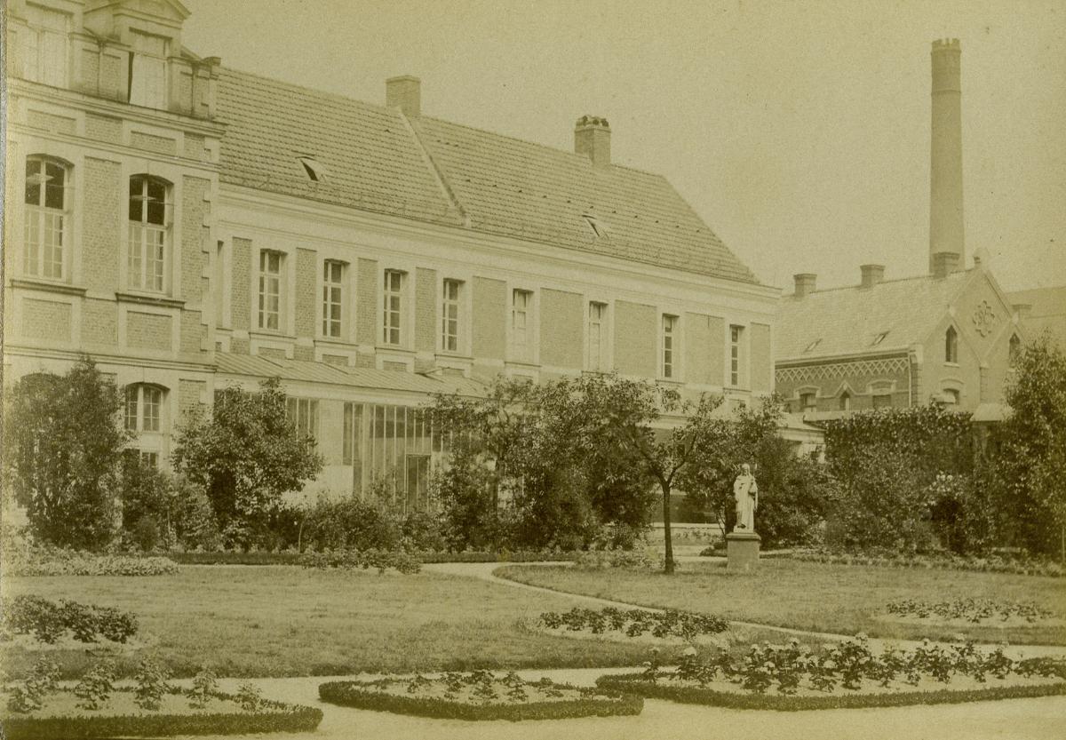 Aile de l'Horloge du lycée et ses extensions.