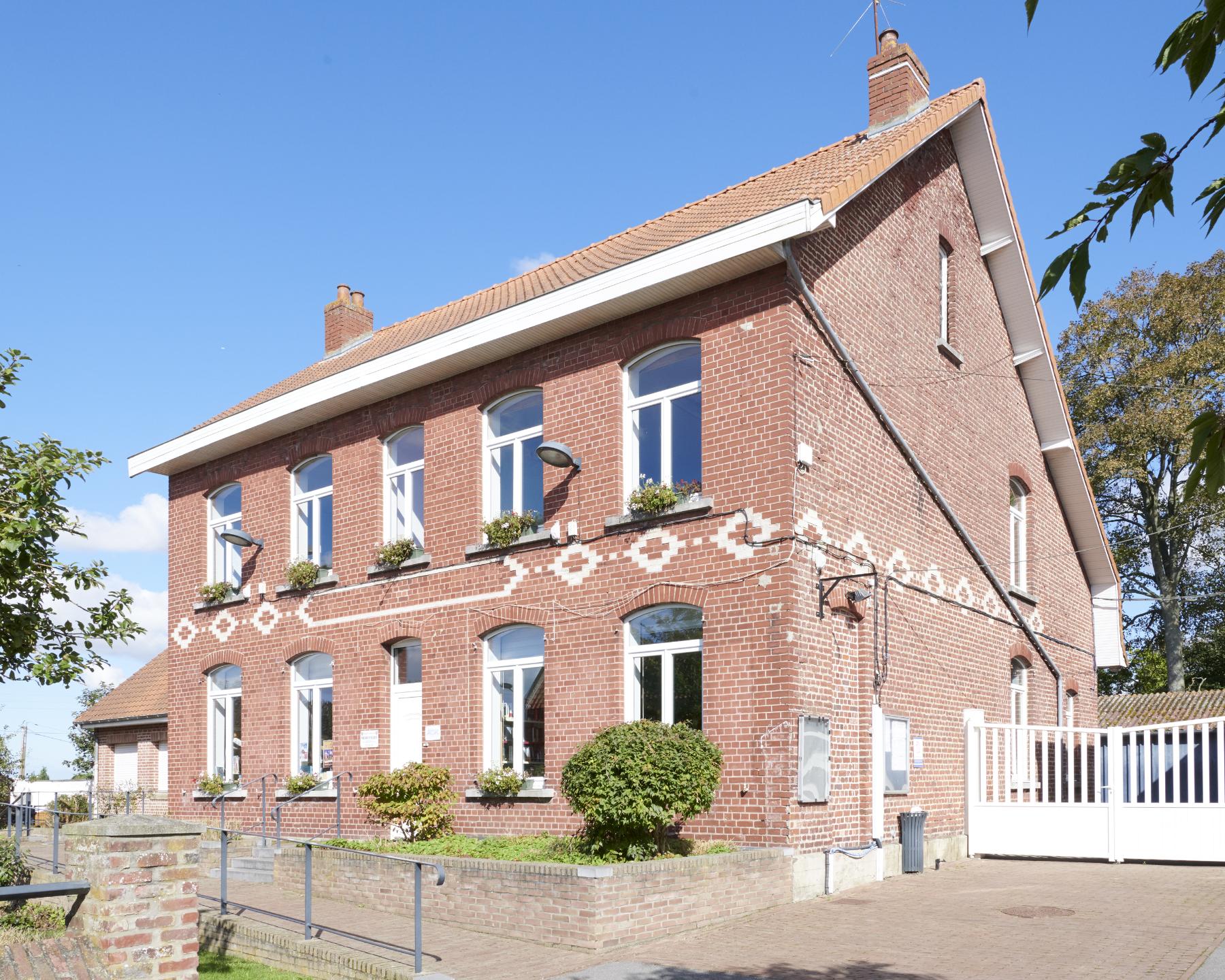 Ancienne mairie, puis école des garçons, actuellement école primaire et bibliothèque