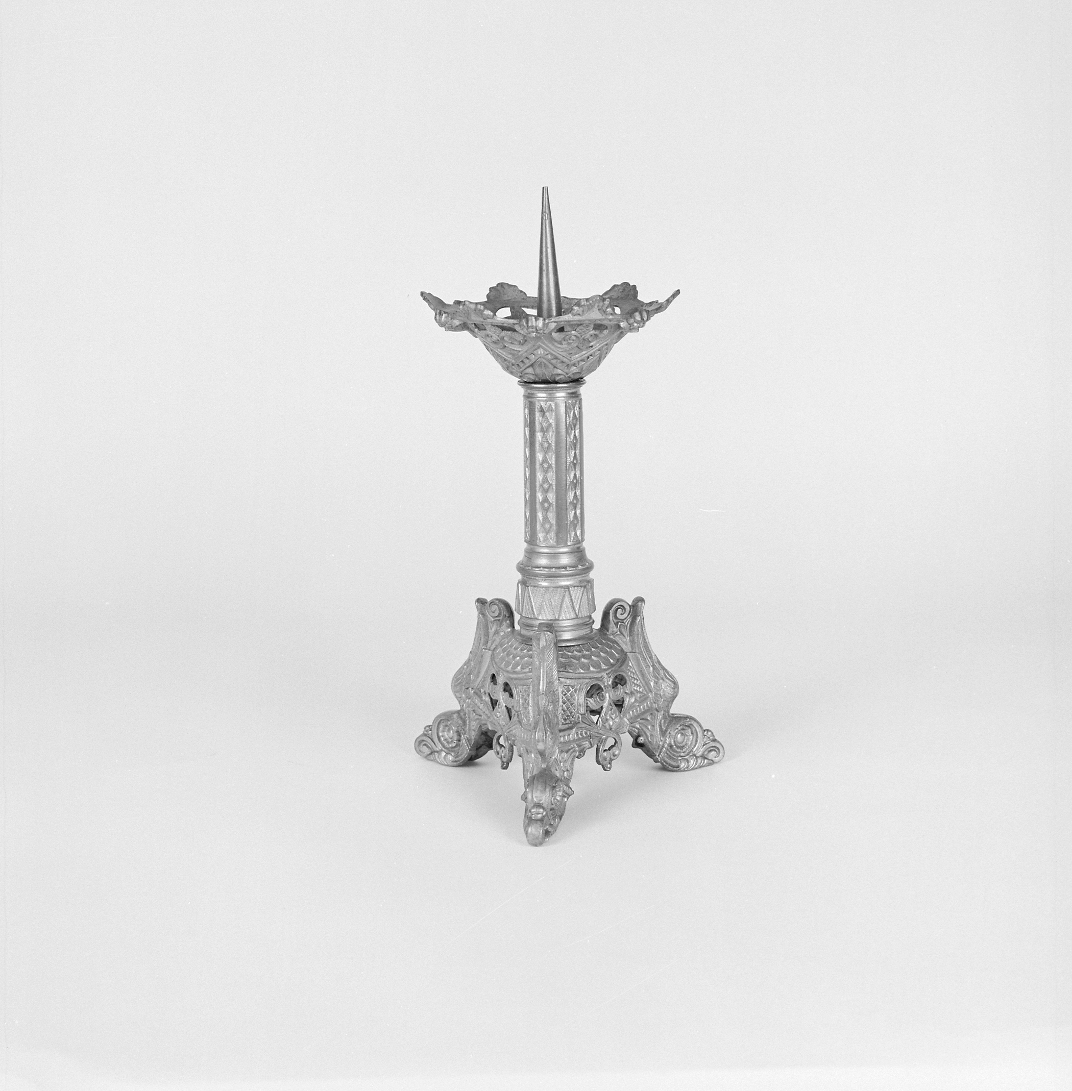 Six chandeliers d'autel