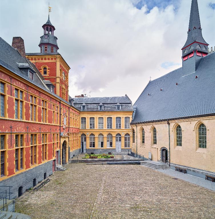 Ancien hôpital, dit hospice Notre-Dame ou hospice Comtesse, puis hospice et orphelinat, actuellement musée de l'hospice Comtesse