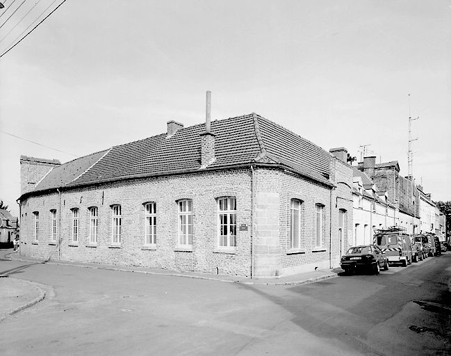 Ensemble de deux maisons, puis école primaire de filles et école primaire de garçons, actuellement école de musique et ateliers municipaux