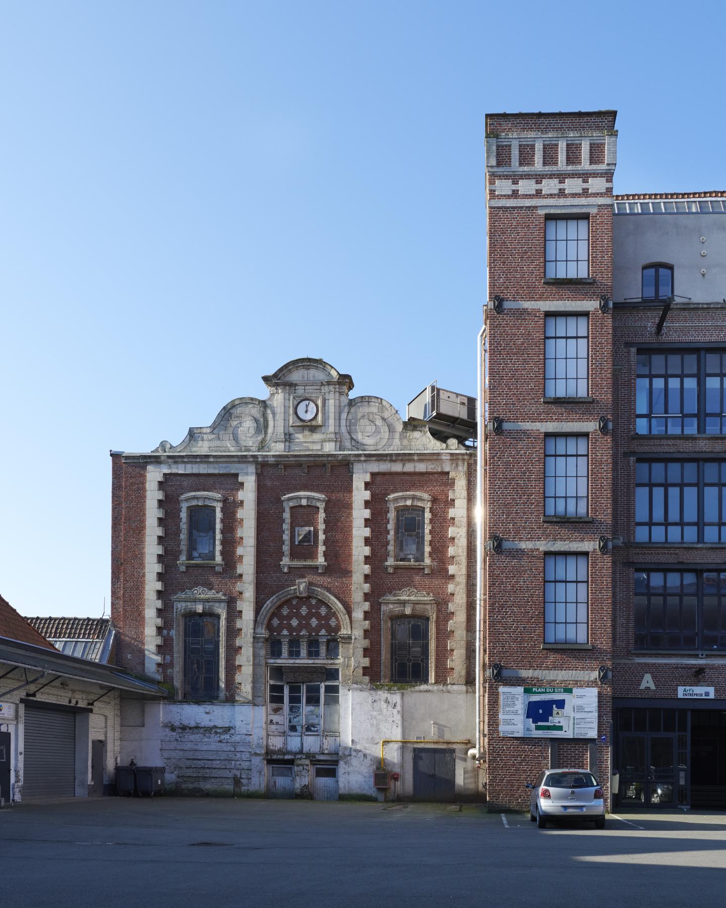 Façade nord et tour donnant sur la cour intérieure.