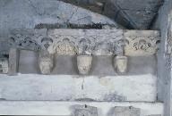 Trois modillons et corniche