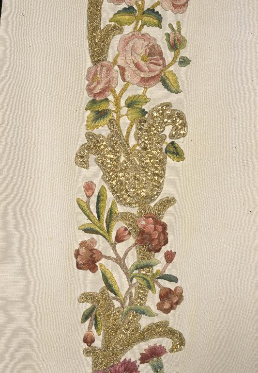 Ensemble d'un ornement blanc (chasuble, 2 dalmatiques, 2 étoles, 3 manipules, voile de calice)