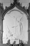 Ensemble de deux bas-reliefs : Soldat mourant au pied du Christ en croix et recevant la palme du martyre ; Soldat blessé étreignant une croix de chemin devant une église dévastée