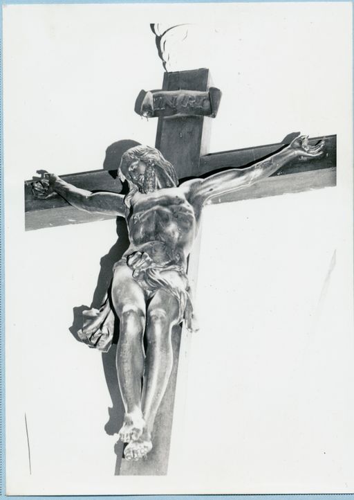 Sculpture : Christ en croix (nef)