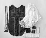 Ensemble de vêtements liturgiques pour enfant (surplis, rochet, chasuble, trois manipules, deux étoles, voile de calice, bourse)