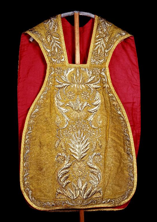 Ornement doré (chasuble, étole, manipule, voile de calice et  bourse de corporal)