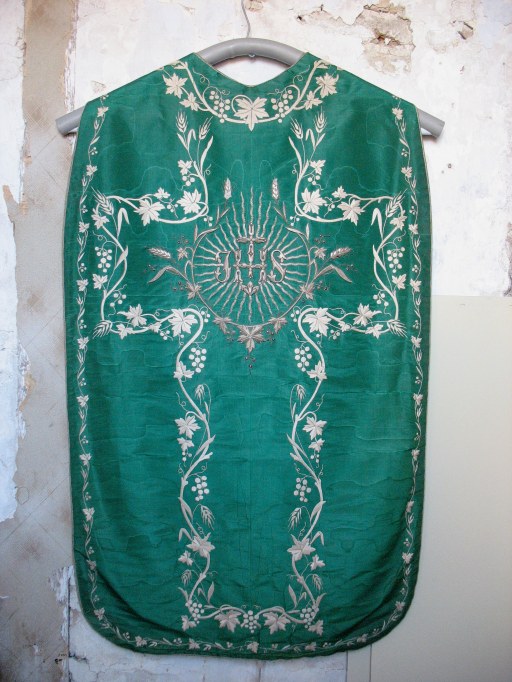 Ensemble : chasuble, manipule (ornement vert)