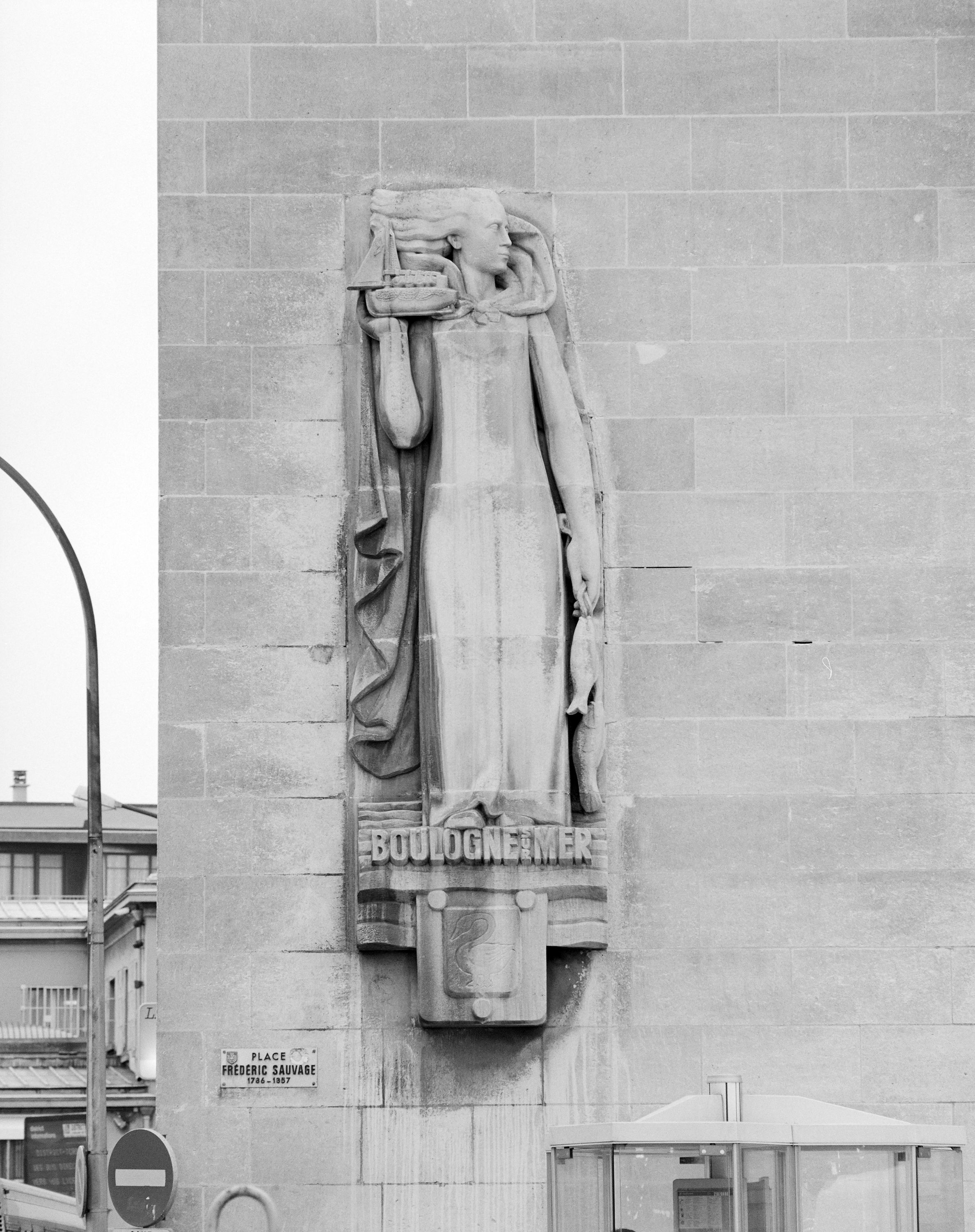 Haut-relief : La Boulonnaise