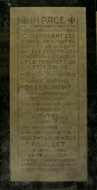 Tombeau (dalle funéraire) des chanoines Louis Eugène Debeaumont, Armand Cancret et Wulphy Louis Marie Pouillet, anciens curés de Saint-Remi