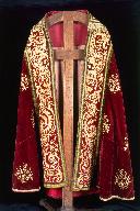 Ensemble de l'ornement rouge de saint Pierre (trois chapes, une chasuble et une paire de dalmatiques)